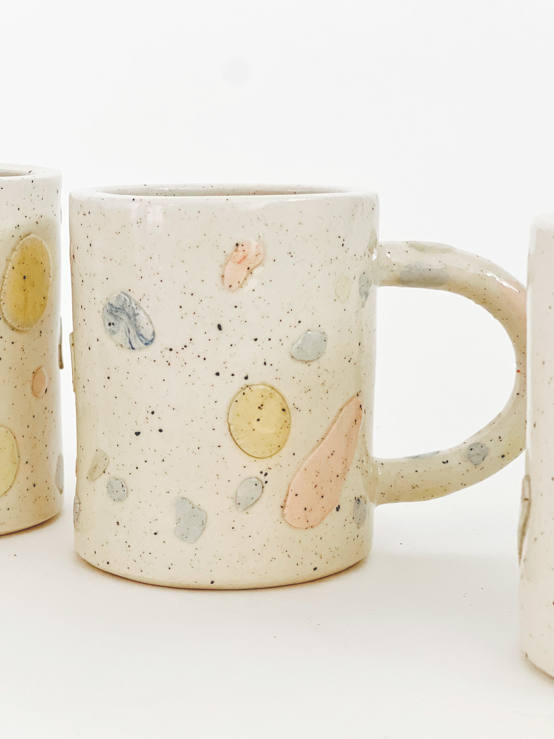 Designed for those who appreciate small details, the large Gemmy handmade ceramic mug is a stunning addition to any collection. Crafted with pastel color clay, this mug combines functionality with elegant design. Enjoy your favorite beverage while admiring the unique and beautiful details of this unique mug.