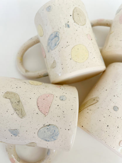 Designed for those who appreciate small details, the large Gemmy handmade ceramic mug is a stunning addition to any collection. Crafted with pastel color clay, this mug combines functionality with elegant design. Enjoy your favorite beverage while admiring the unique and beautiful details of this unique mug.